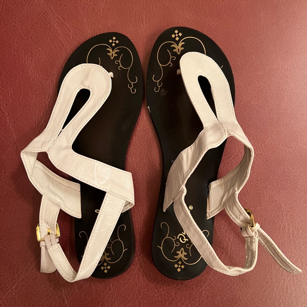 Qupid Black/White Sandals (Size 9)